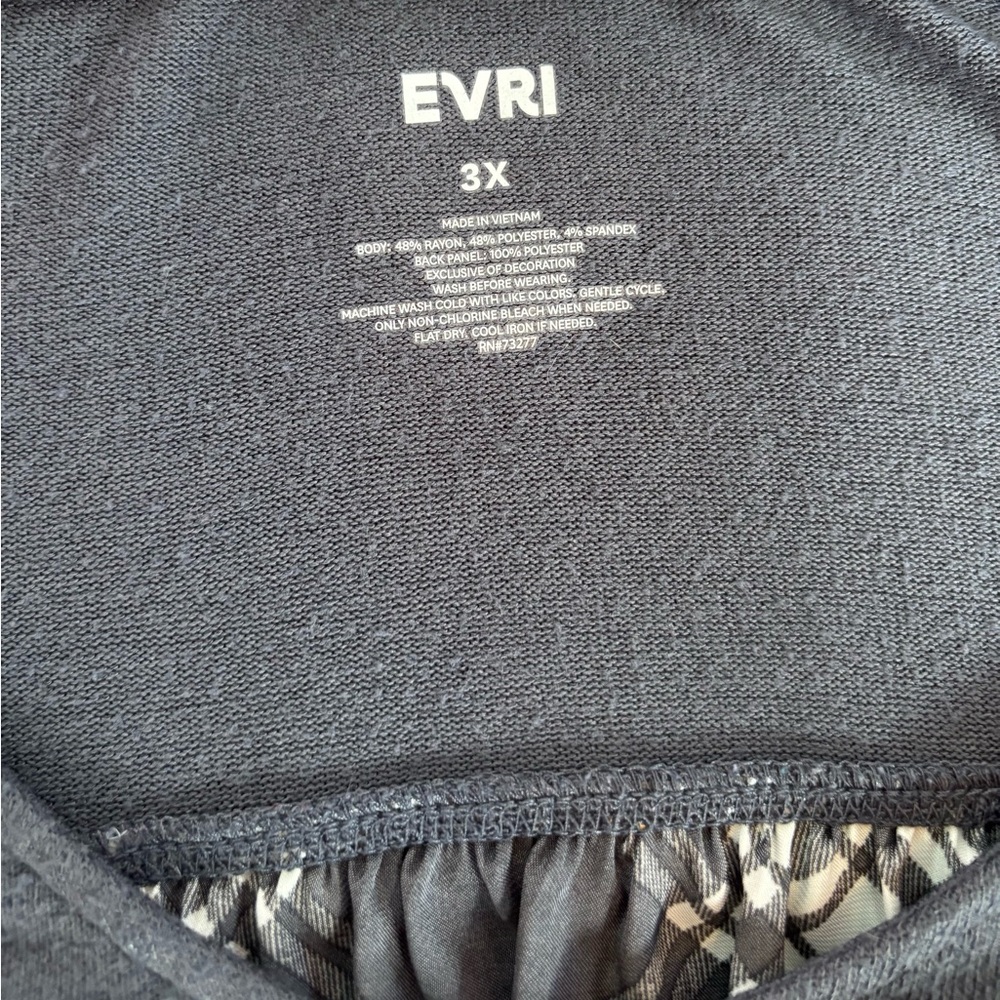 EVRI Gray V-Neck Long Sleeve Top with Plaid B&W Pattern on Back Size 3X - Picture 3 of 6